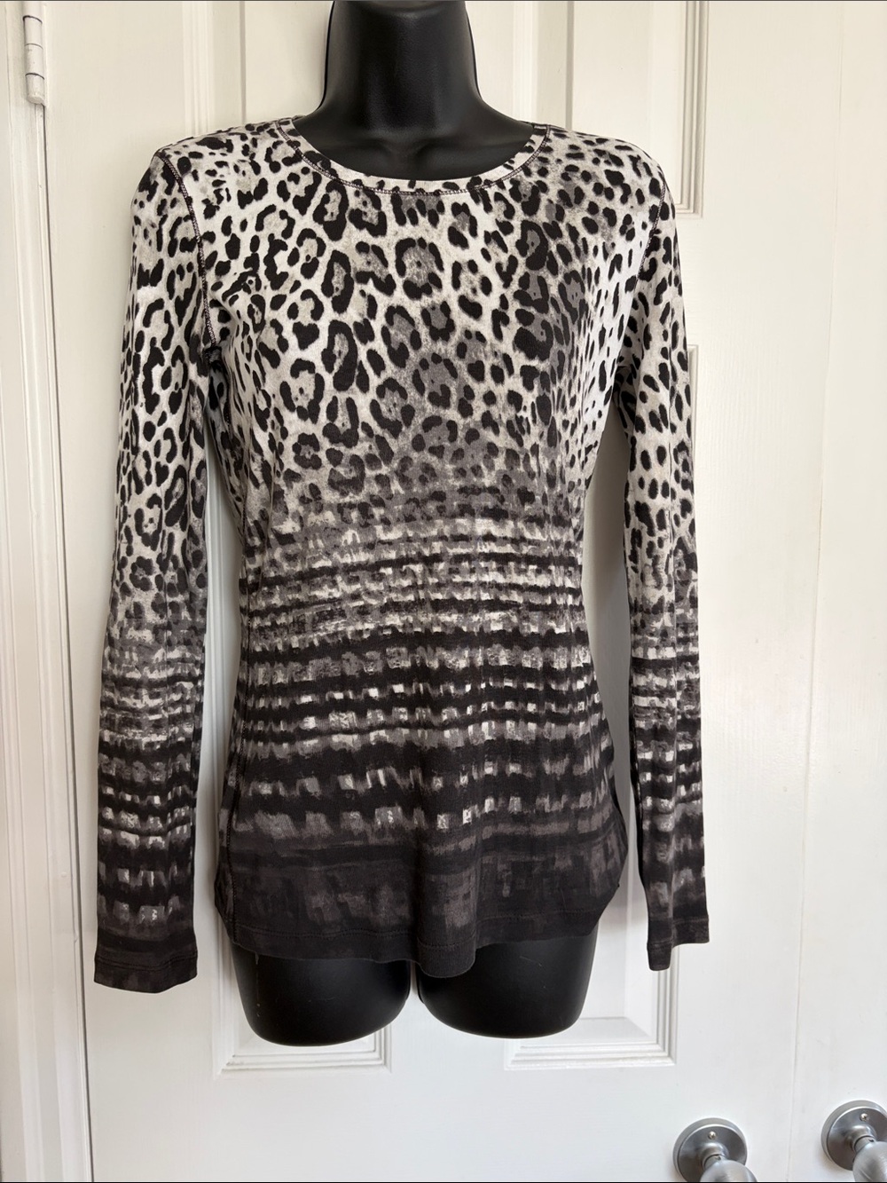 Olsen Women's Black & White Leopard Ombre Long Sleeve Top
